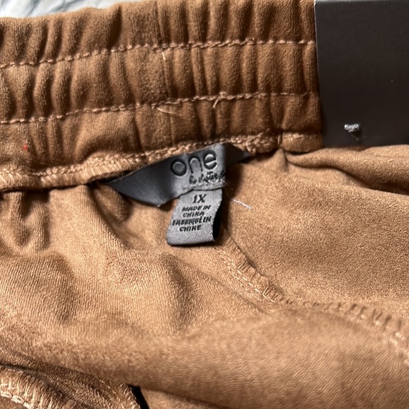 One by Chapter One, Plus Size Camel Colour Faux Suede/Velvet Jogger NWT, Size 1x - Picture 7 of 9